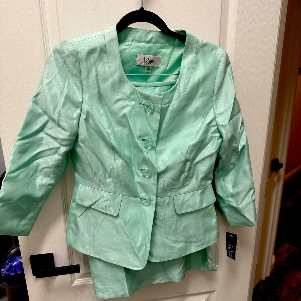 Skirt suit